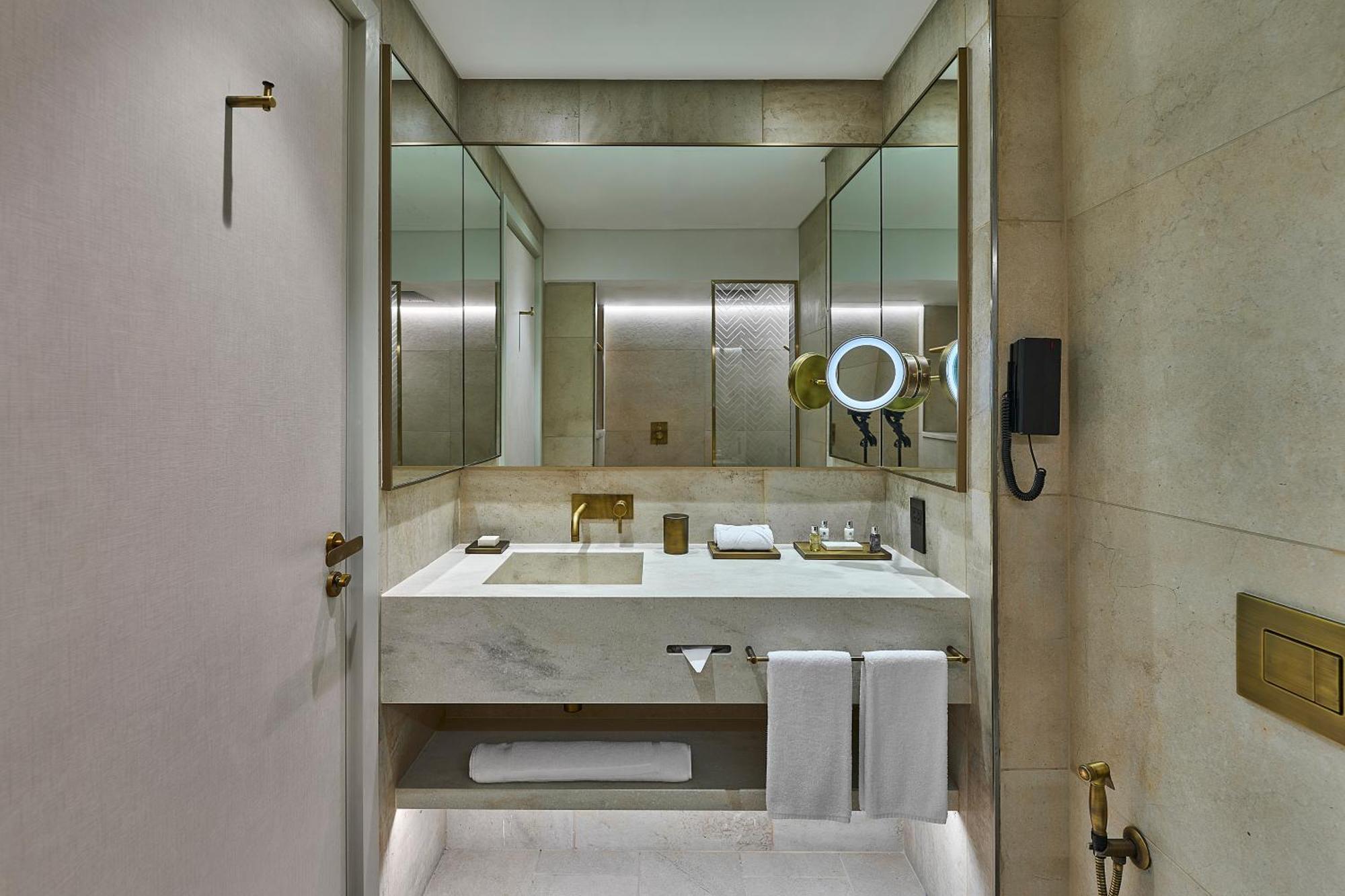 Erth Abu Dhabi Hotel Ngoại thất bức ảnh